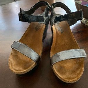 Naot Wedge Black patent leather and silver 39